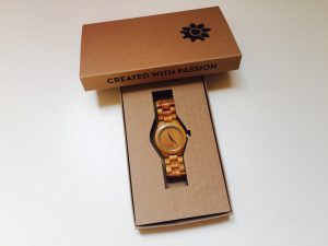 Uitpakken van het houten horloge